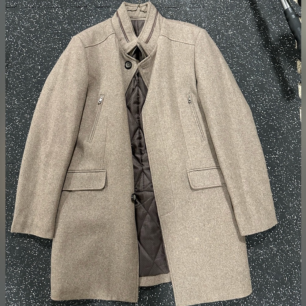 Men coat. Wore for a photoshoot once. Brand new condition.